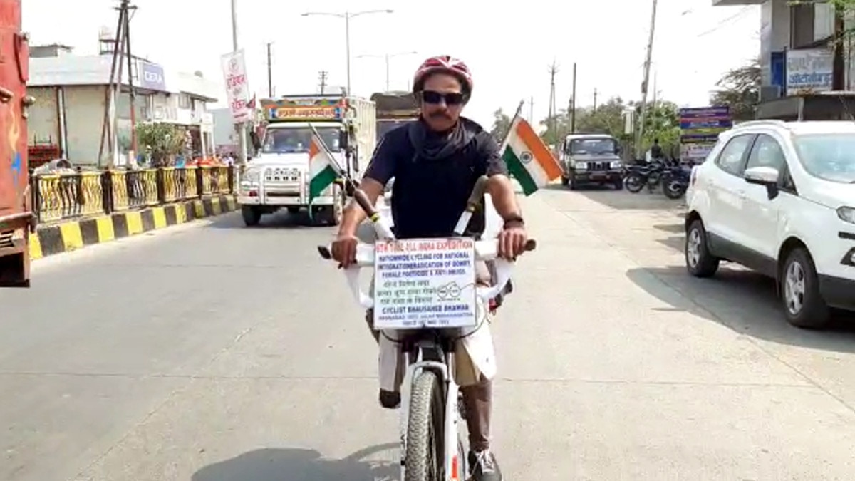 साइक‍िल को ही इस शख्स ने बना ल‍िया चलता-फ‍िरता घर, 27 साल पहले दहलीज छोड़कर कर चुके हैं देश की 6 बार यात्रा