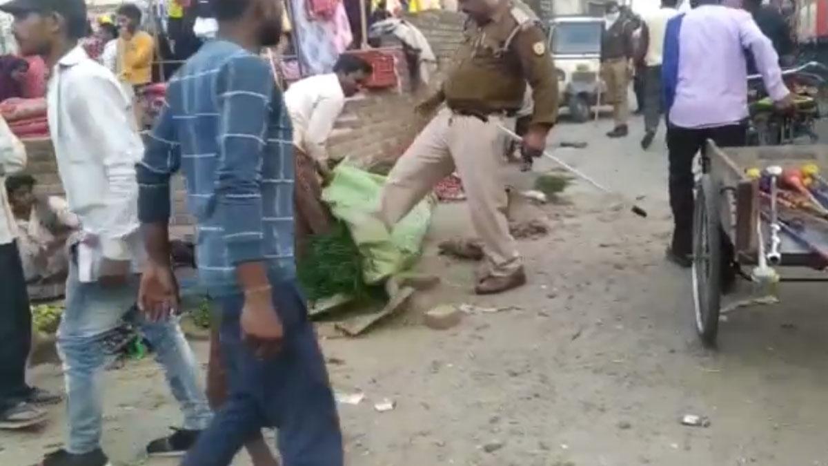 दरोगा ने लात मारकर दुकानदार को हटाया (फोटो- वायरल वीडियो ग्रैब)  