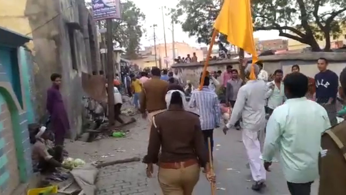 दरोगा ने लात मारकर दुकानदार को हटाया (फोटो- वायरल वीडियो ग्रैब)  