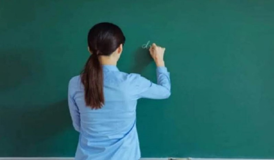 छात्रा की ड्रेस स्कूल टीचरों को नहीं आई पसंद