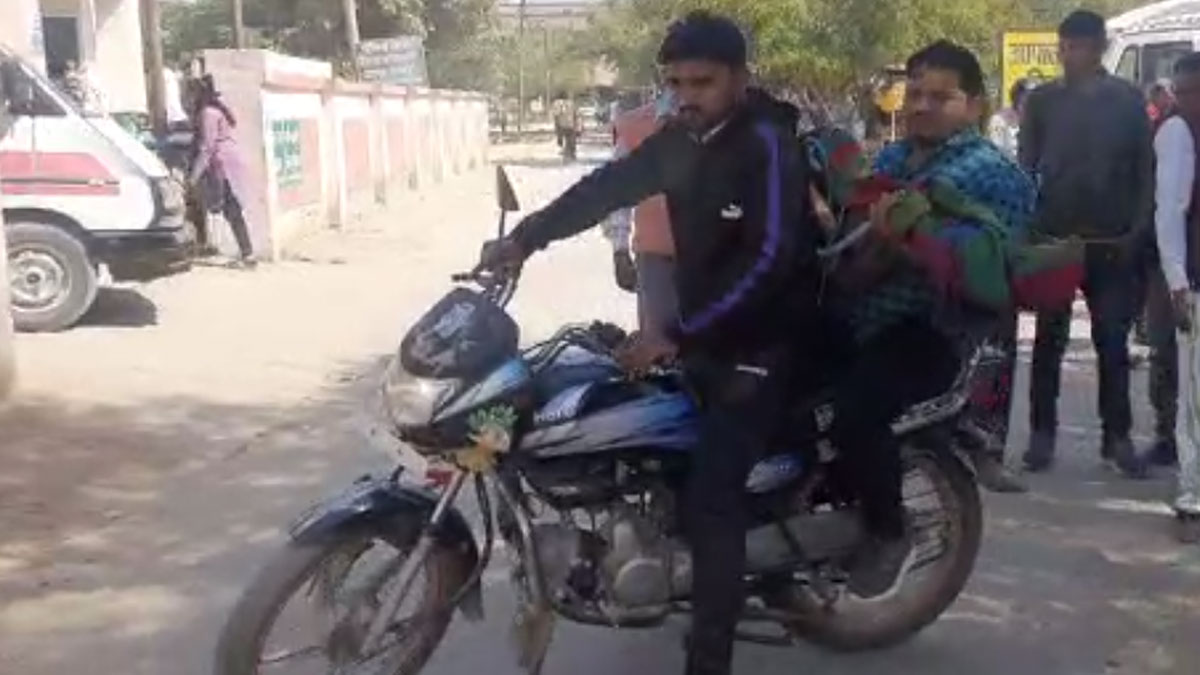 बच्ची के शव को मोटरसाइकिल पर ले जाना पड़ा (फोटो- सुधीर शर्मा)