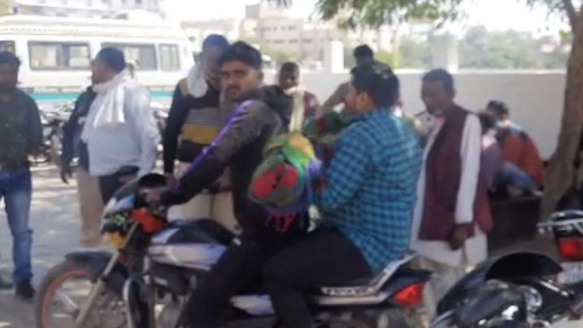 बच्ची के शव को मोटरसाइकिल पर ले जाना पड़ा (फोटो- सुधीर शर्मा)