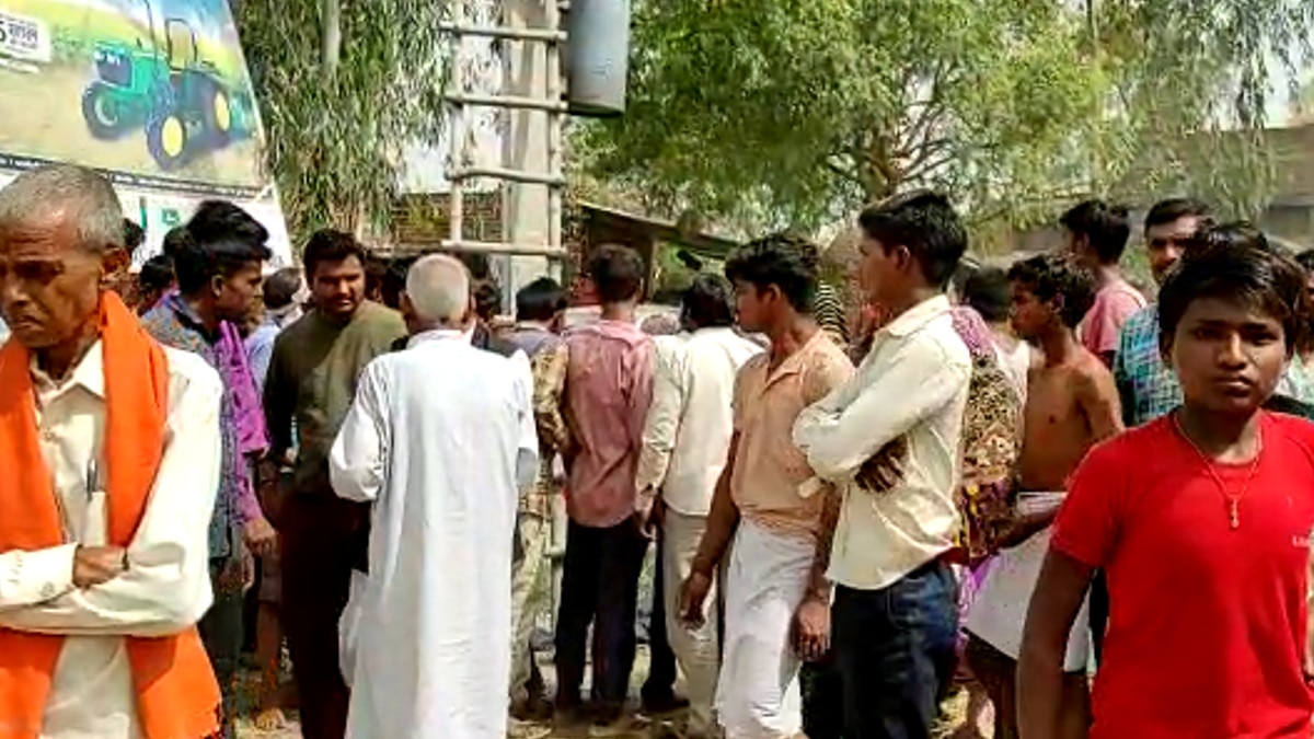  पत्नी का चुनावी पोस्टर लगाते वक्त पति को लगा करंट, मौके पर हुई मौत