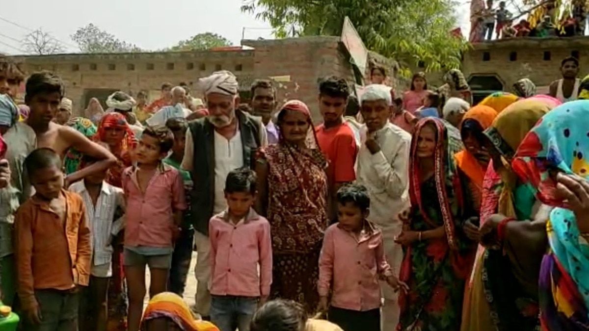  पत्नी का चुनावी पोस्टर लगाते वक्त पति को लगा करंट, मौके पर हुई मौत