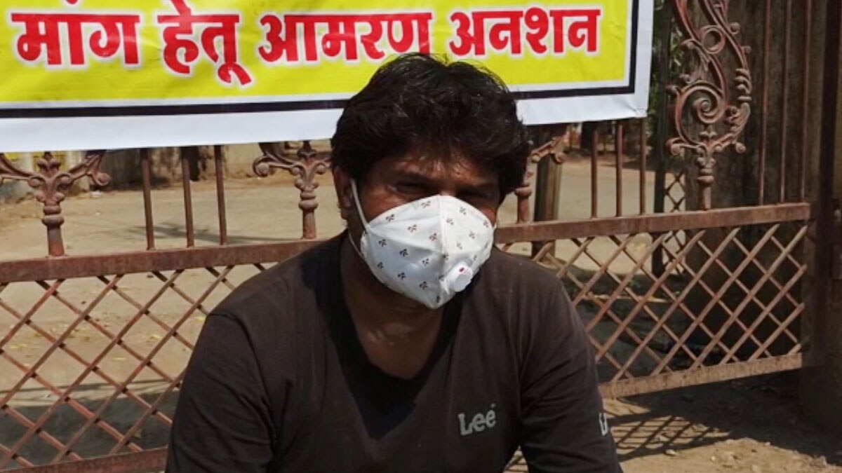 अफसर का ट्रांसफर रुकवाने के लिए भूख हड़ताल पर बैठा युवक (फोटो- उमेश रेवलिया)