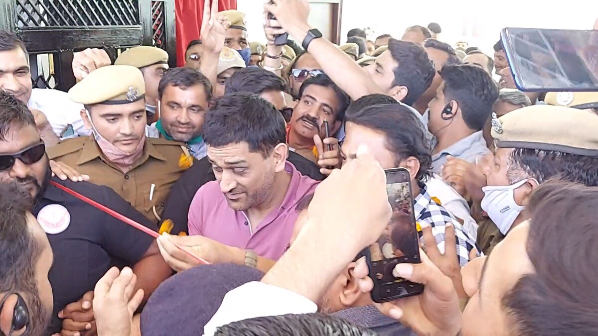 स्कूल भवन का उद्घाटन करने पहुंचे महेंद्र सिंह धोनी (फोटो-नरेश सरनाऊ)