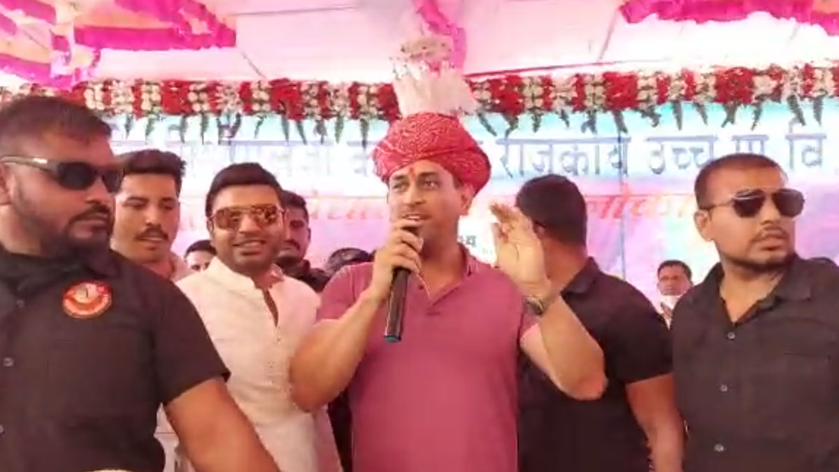 स्कूल भवन का उद्घाटन करने पहुंचे महेंद्र सिंह धोनी (फोटो-नरेश सरनाऊ)