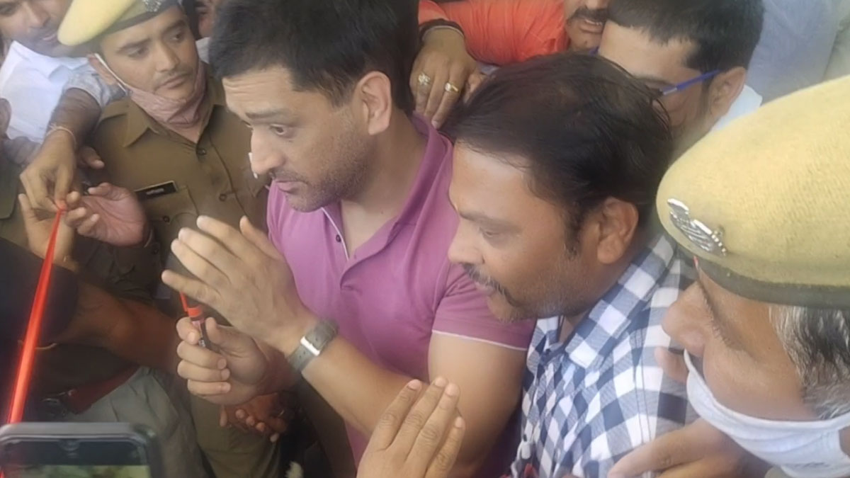  स्कूल भवन का उद्घाटन करने पहुंचे महेंद्र सिंह धोनी (फोटो-नरेश सरनाऊ)