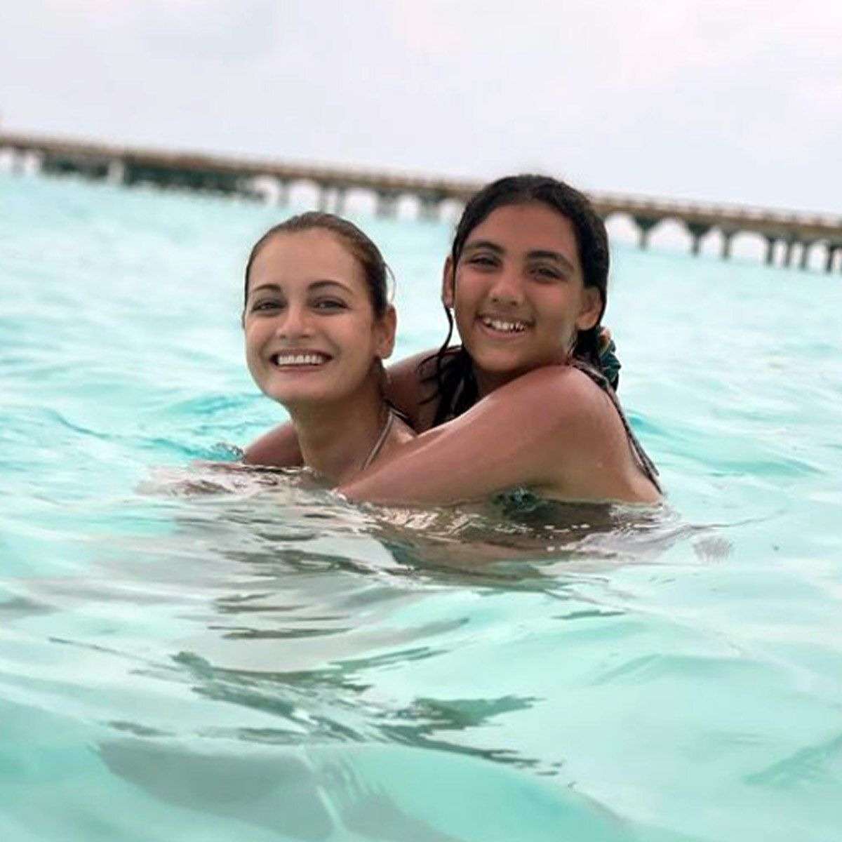 दीया म‍िर्जा पति वैभव रेखी की बेटी के साथ 