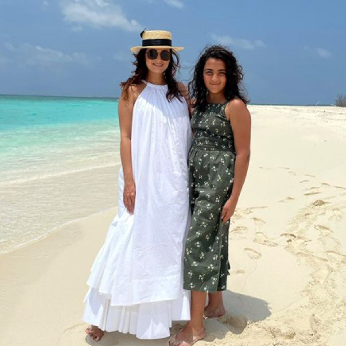 दीया म‍िर्जा पति वैभव रेखी की बेटी के साथ 