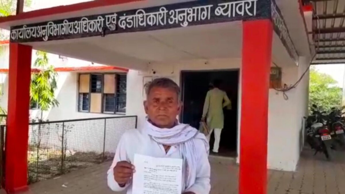 बुजुर्ग बद्रीलाल सोंधिया कर रहे इंसाफ की मांग.