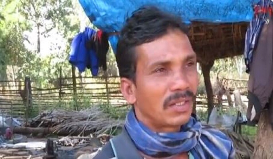 हवा में हिलाकर बजाता हैं बांसुरी