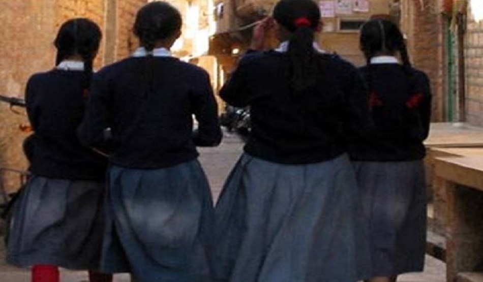 छात्रा की ड्रेस स्कूल टीचरों को नहीं आई पसंद