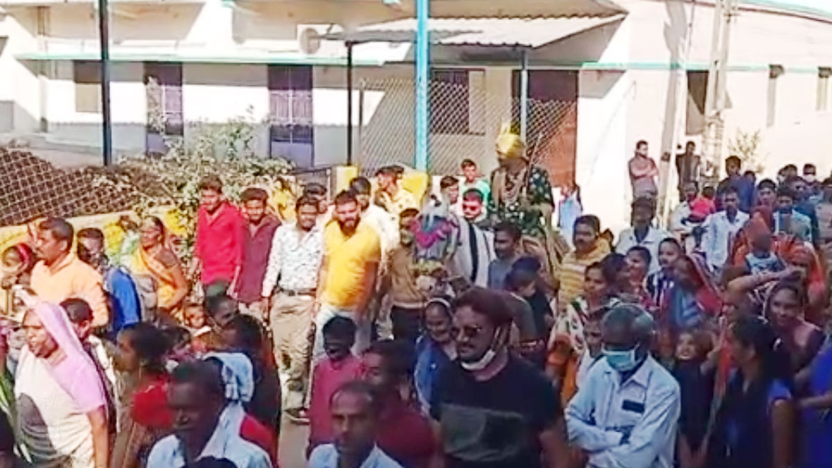 पुलिस सुरक्षा में दलित दूल्हा घोड़ी पर चढ़कर बारात लेकर निकला (फोटो- गोपी घांघर)