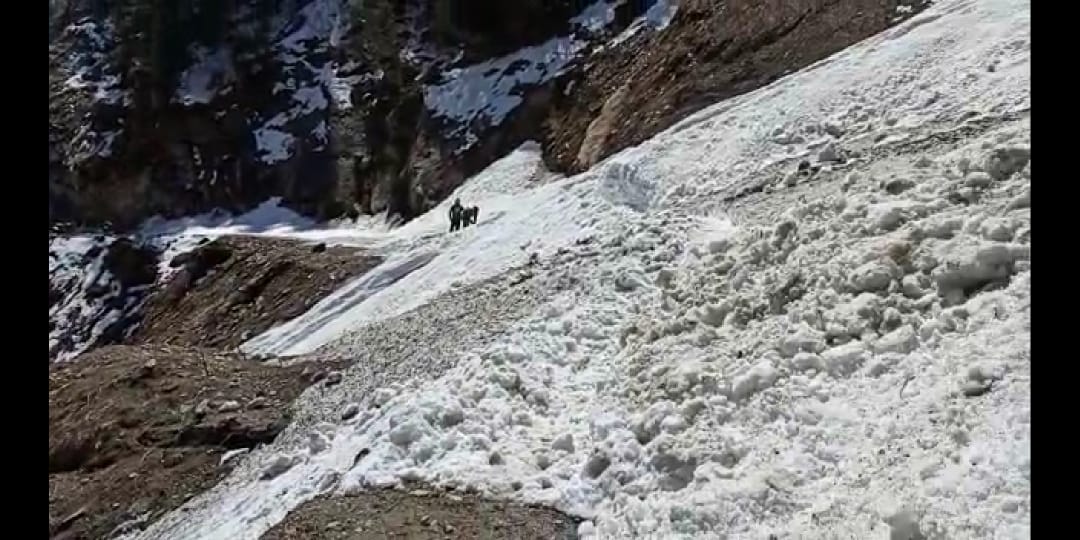 दारमा और व्यास घाटी में ग्लेशियर खिसक गया (फोटो- राकेश पंत)