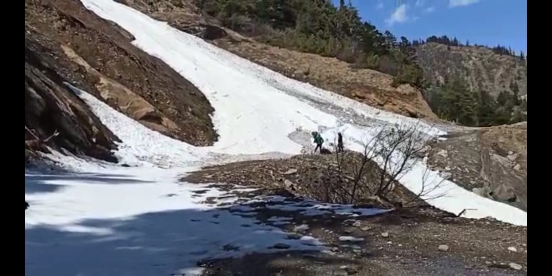 दारमा और व्यास घाटी में ग्लेशियर खिसक गया (फोटो- राकेश पंत)