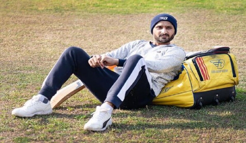 भज्जी ने बताया खुद से बेहतर