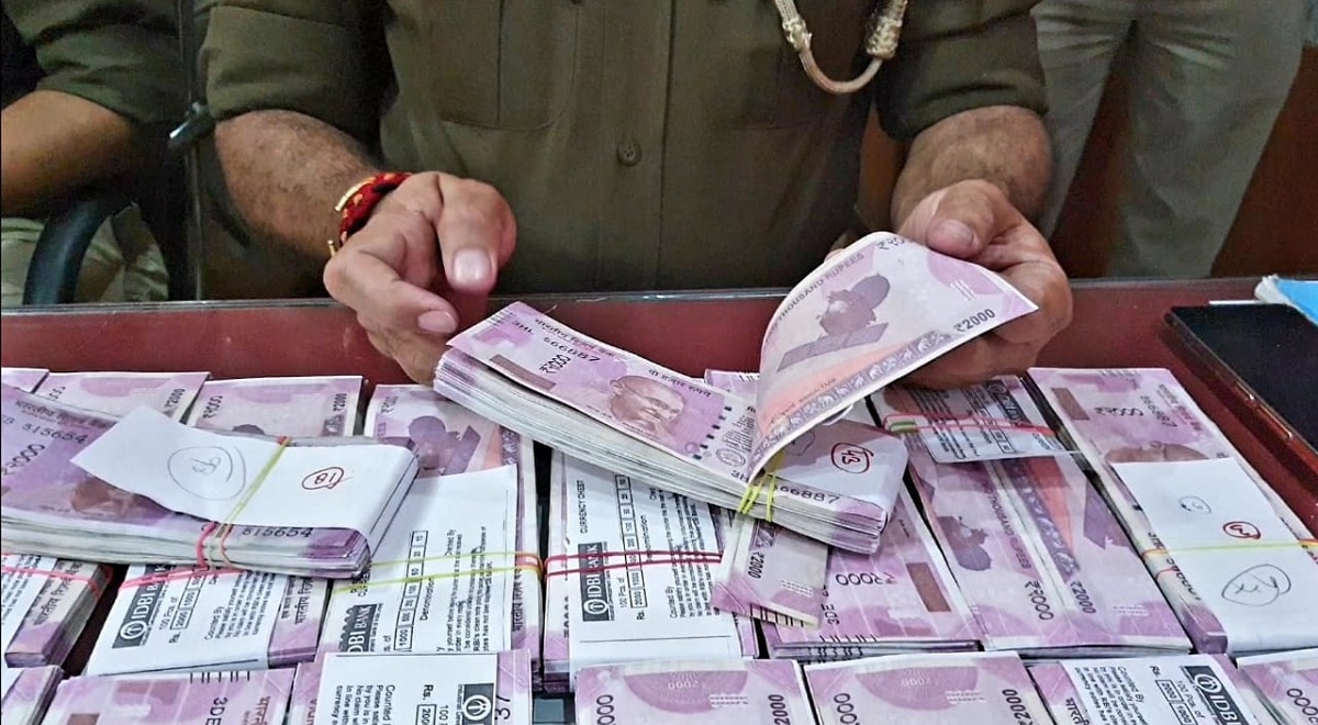 नोटों से भरा बैग एसी कोच में रखा था