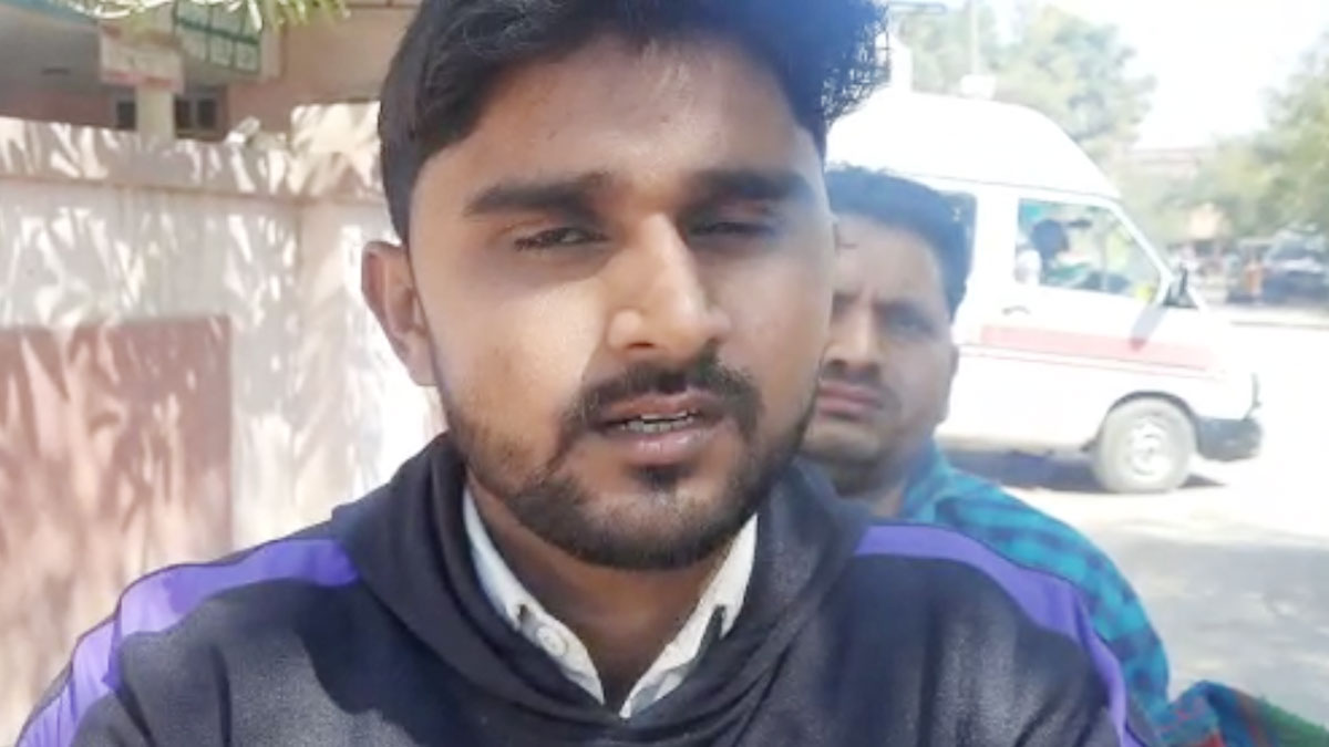 बच्ची के शव को मोटरसाइकिल पर ले जाना पड़ा (फोटो- सुधीर शर्मा)