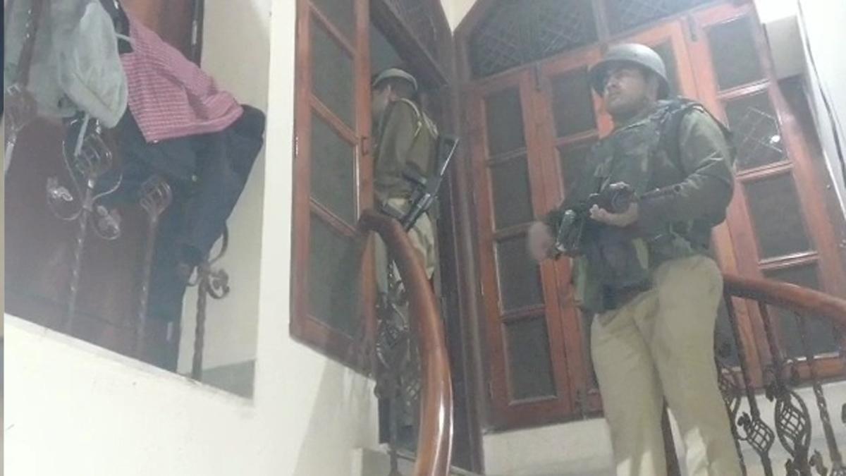 बेटे ने शराब के नशे में पिता को मारी गोली, पुलिस को देख खुद को कमरे में बंद करने लगा लगातार फायरिंग.