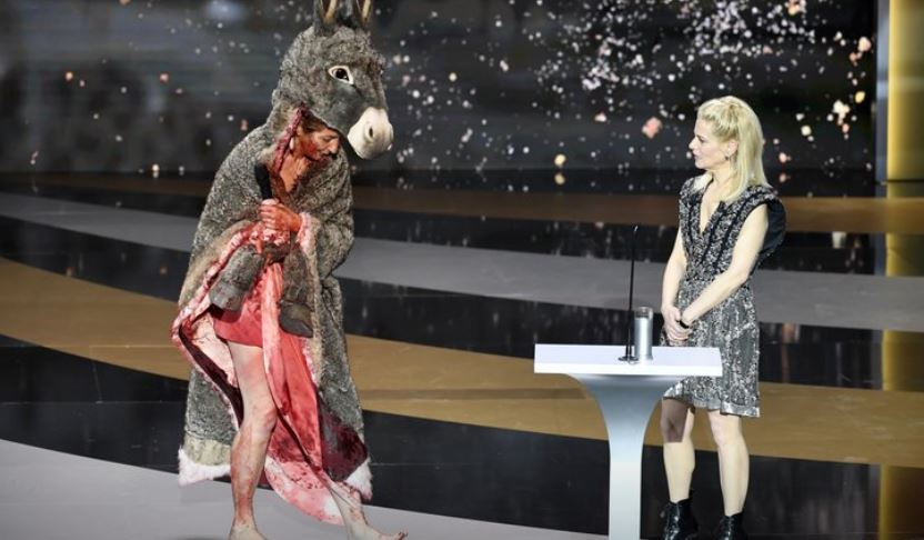 लॉकडाउन के विरोध में न्यूड हो गई फ्रांस की अभिनेत्री