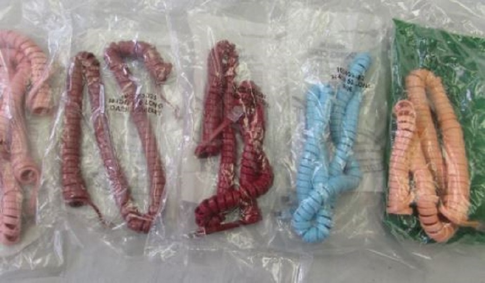 टेलीफोन कॉर्ड जैसी नेकलेस