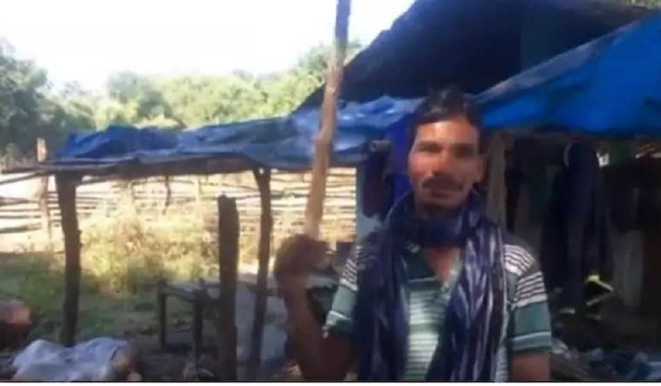 हवा में हिलाकर बजाता हैं बांसुरी