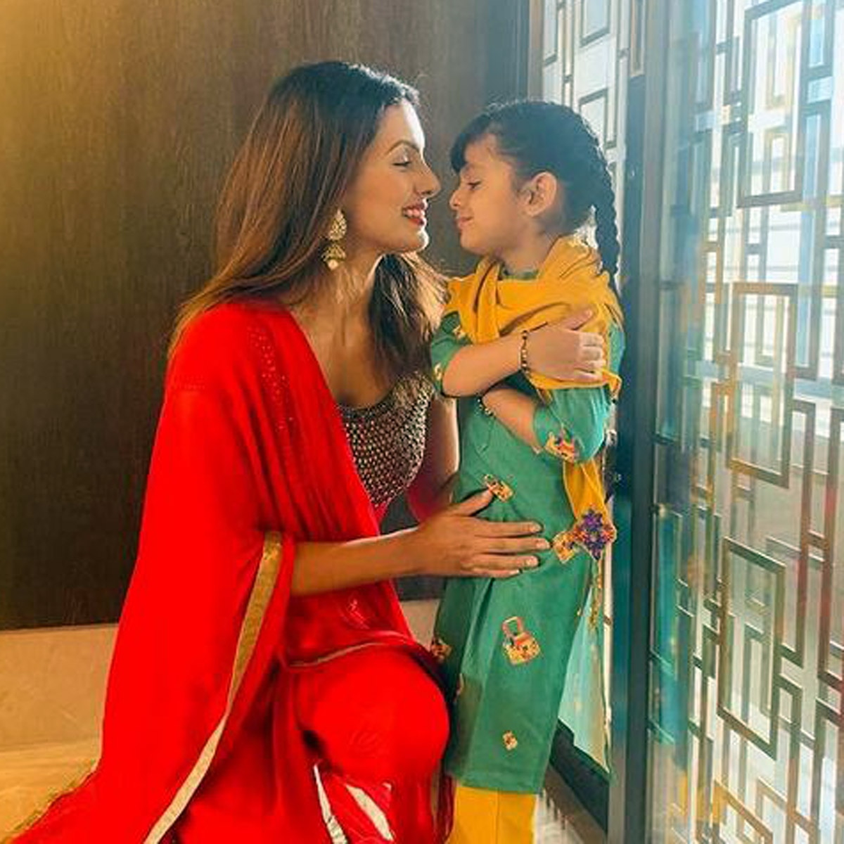 बेटी संग गीता बसरा