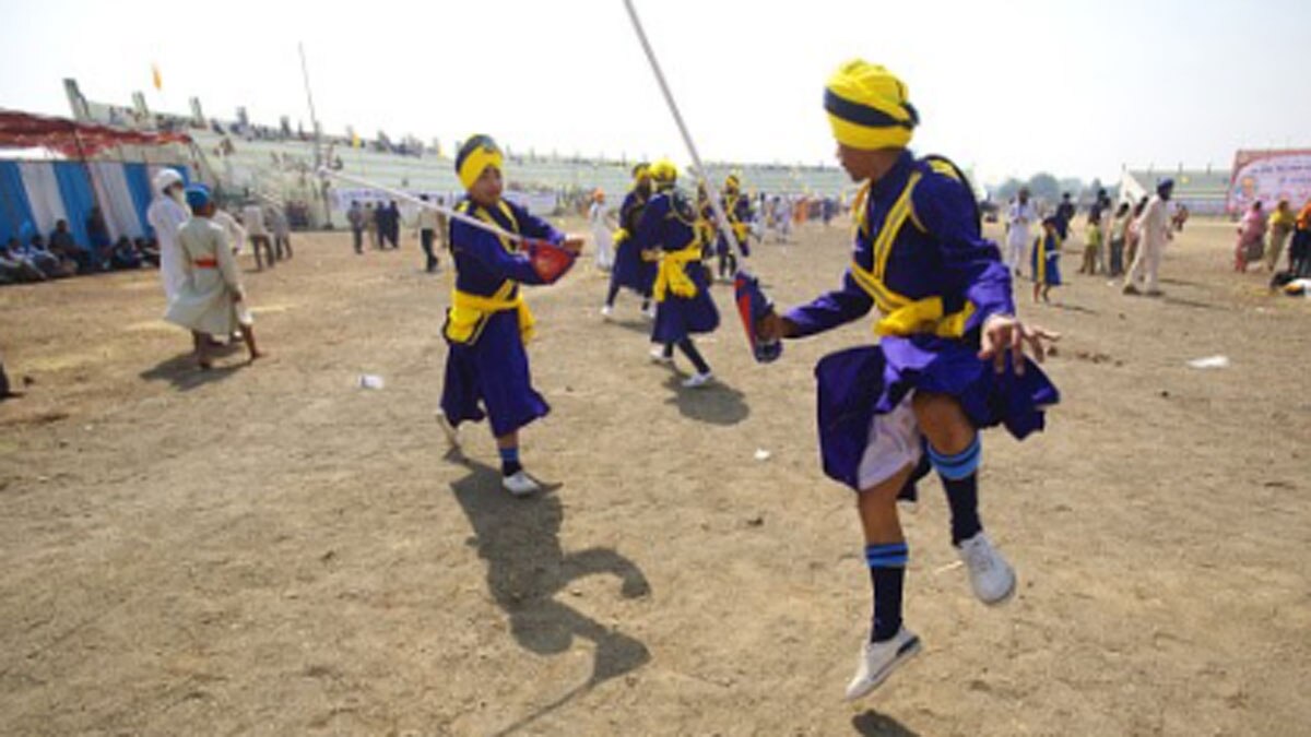 नांदेड़ में होला मोहल्ला रोकने पर पुलिस पर हमला