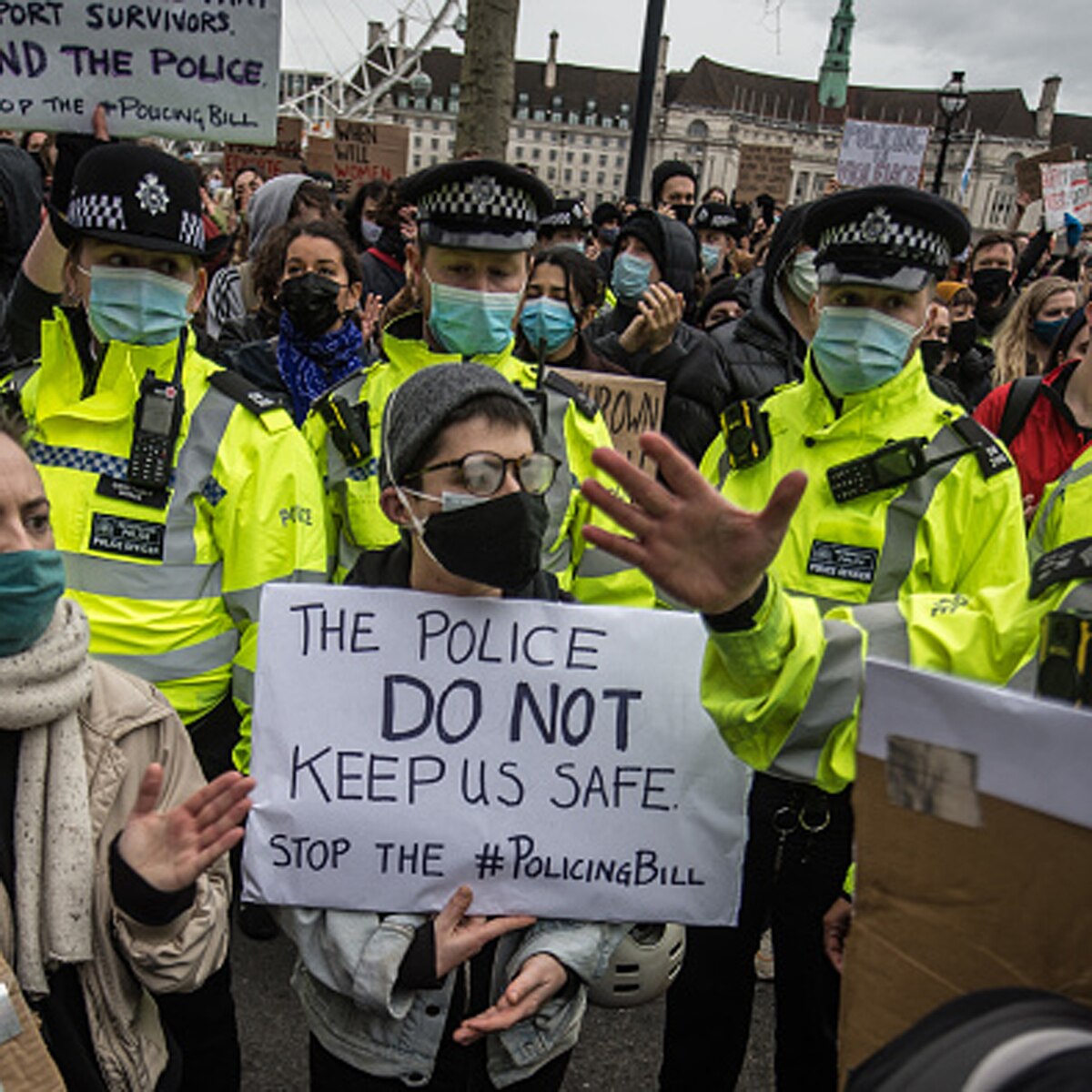 सारा की मौत को लेकर प्रदर्शन करते लोग