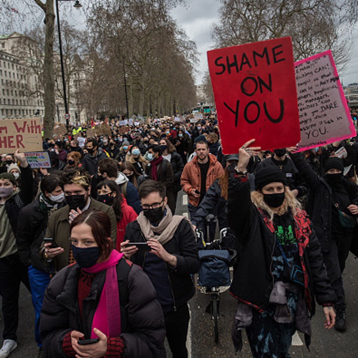 सारा की मौत को लेकर प्रदर्शन करते लोग