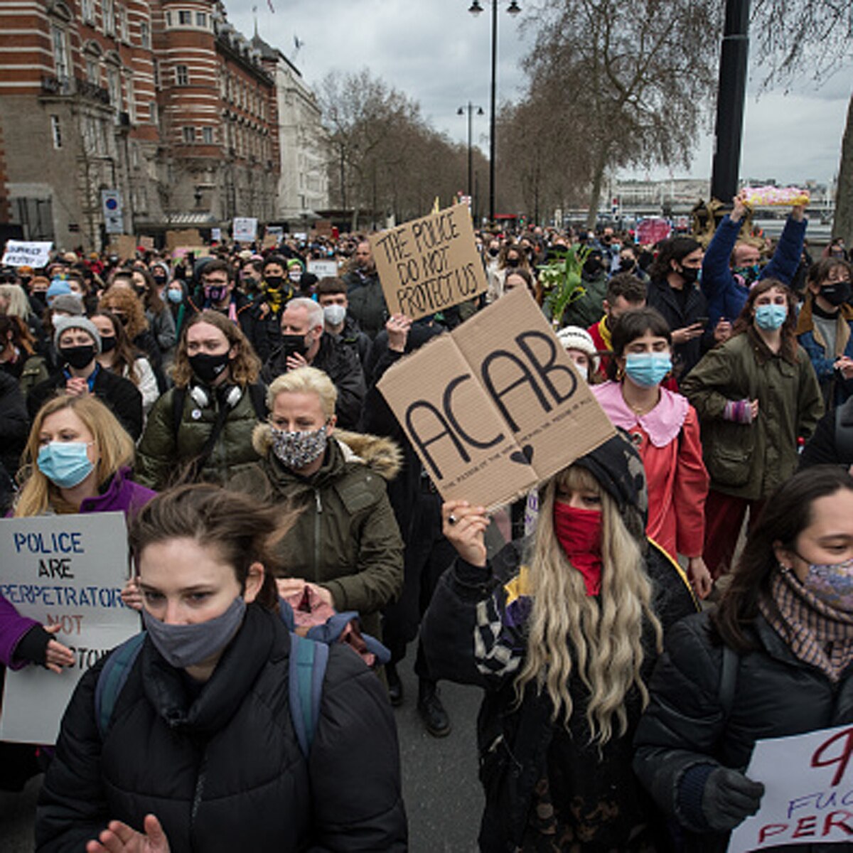 सारा की मौत को लेकर प्रदर्शन करते लोग