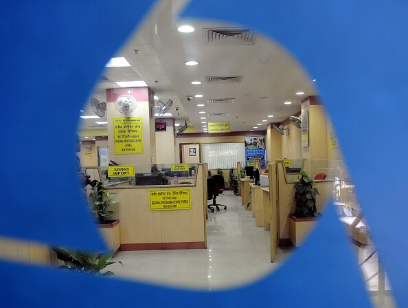 होलीडे लिस्ट देखकर बैंक के लिए निकलें