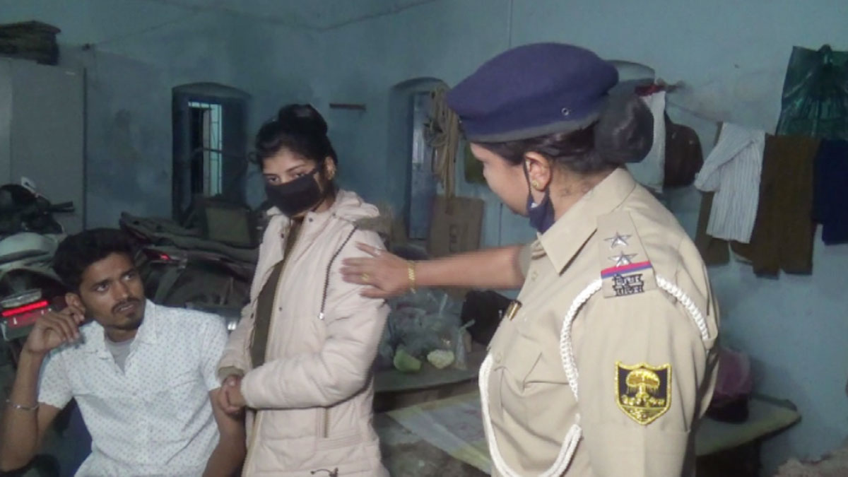 थाने पहुंचकर नाबालिग लड़की ने जमकर काटा बवाल  (फोटो- संदीप आनंद)