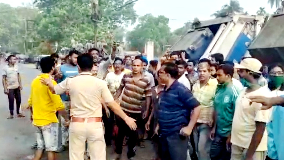 WB: प्रचार को पहुंचे BJP नेता का हुआ विरोध, चाय पी तो गंगाजल छिड़ककर किया 'शुद्धिकरण'