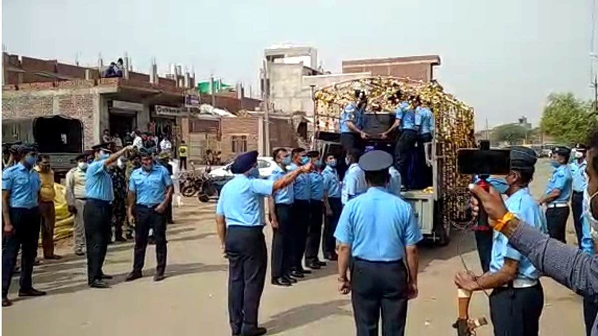 शहीद ग्रुप कैप्टन आशीष गुप्ता का हुआ अंतिम संस्कार, एयरफोर्स के जवानों ने दी सलामी  
