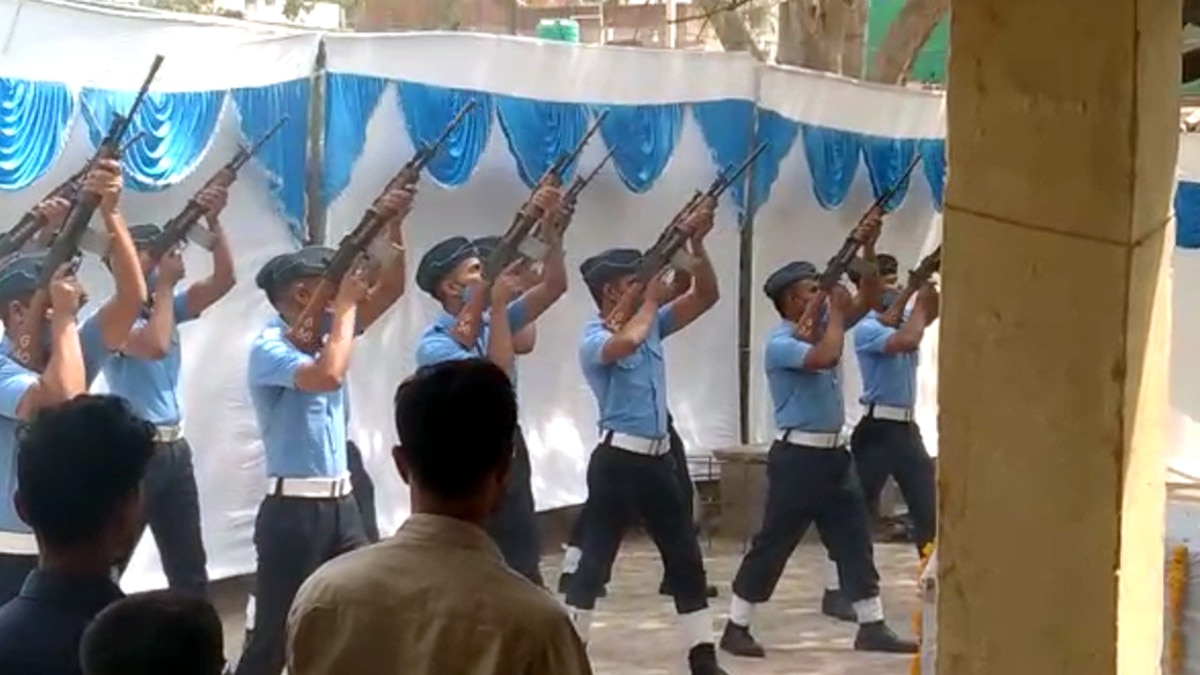 शहीद ग्रुप कैप्टन आशीष गुप्ता का हुआ अंतिम संस्कार, एयरफोर्स के जवानों ने दी सलामी  