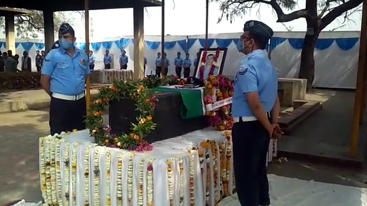 शहीद ग्रुप कैप्टन आशीष गुप्ता का हुआ अंतिम संस्कार, एयरफोर्स के जवानों ने दी सलामी  