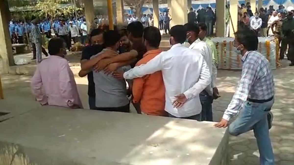 शहीद ग्रुप कैप्टन आशीष गुप्ता का हुआ अंतिम संस्कार, एयरफोर्स के जवानों ने दी सलामी  