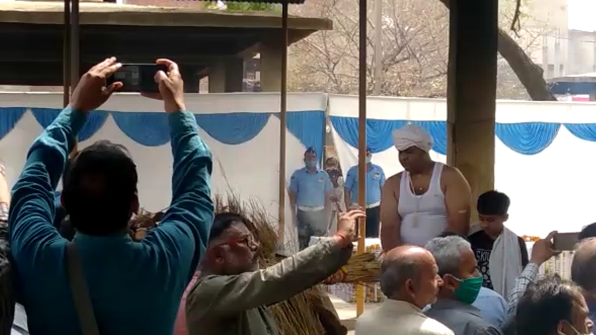 शहीद ग्रुप कैप्टन आशीष गुप्ता का हुआ अंतिम संस्कार, एयरफोर्स के जवानों ने दी सलामी  