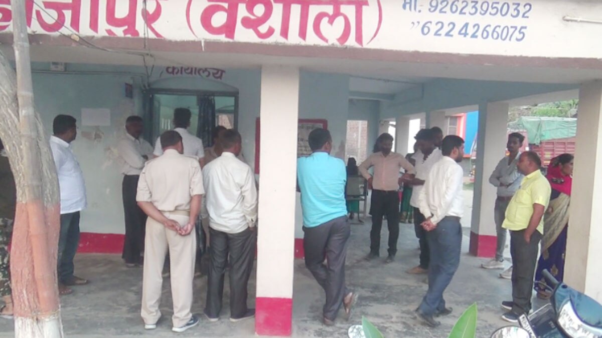 थाने पहुंचकर नाबालिग लड़की ने जमकर काटा बवाल  (फोटो- संदीप आनंद)