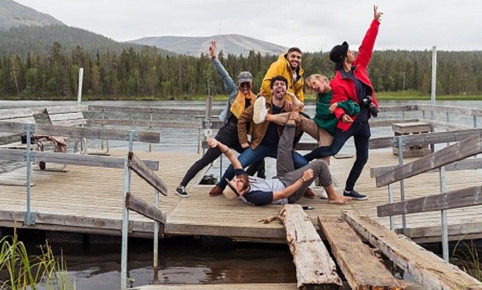 खुशी का दिखावा