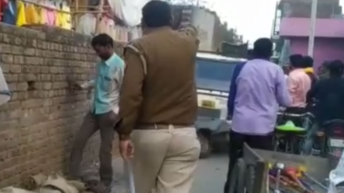 दरोगा ने लात मारकर दुकानदार को हटाया (फोटो- वायरल वीडियो ग्रैब)  