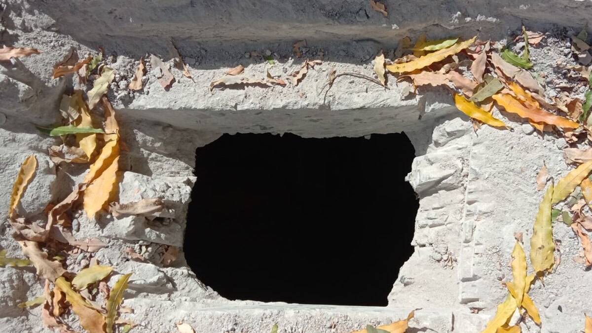 बैंक की छत तोड़कर अंदर घुसे चोर (फोटो- राहुल त्रिपाठी)