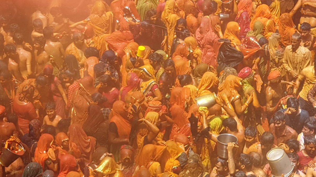  मथुरा: देवर के कपड़े फाड़कर भाभियां बनाती हैं कोड़ा, होली पर पीटकर चखाती हैं मजा 