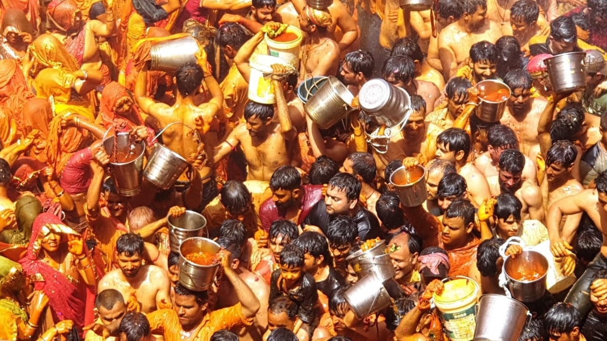  मथुरा: देवर के कपड़े फाड़कर भाभियां बनाती हैं कोड़ा, होली पर पीटकर चखाती हैं मजा 