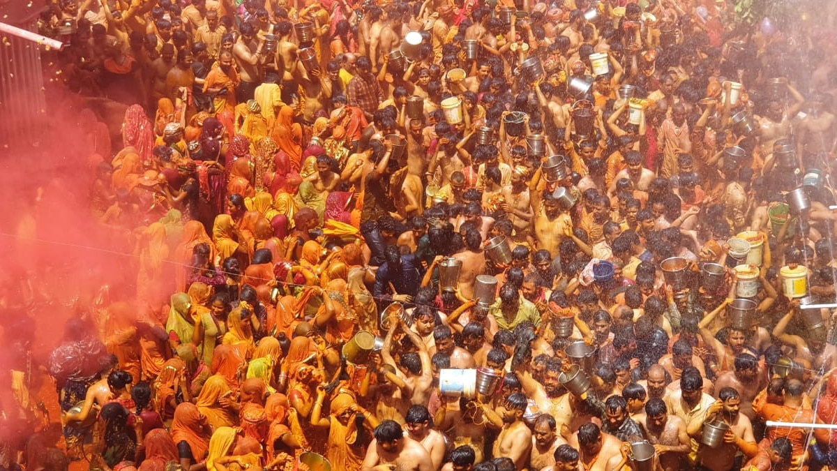  मथुरा: देवर के कपड़े फाड़कर भाभियां बनाती हैं कोड़ा, होली पर पीटकर चखाती हैं मजा 