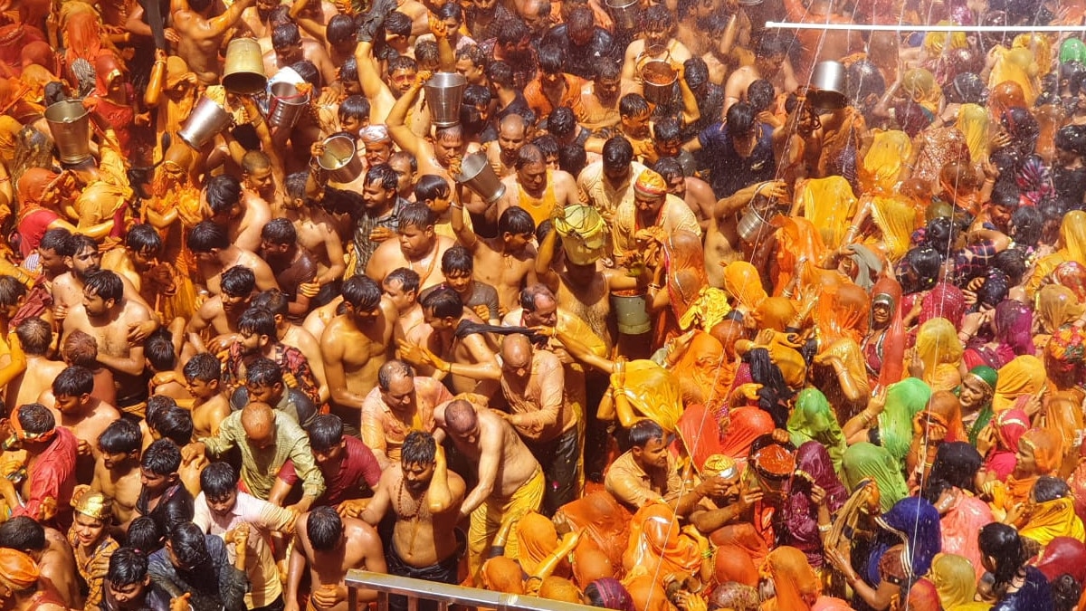  मथुरा: देवर के कपड़े फाड़कर भाभियां बनाती हैं कोड़ा, होली पर पीटकर चखाती हैं मजा 