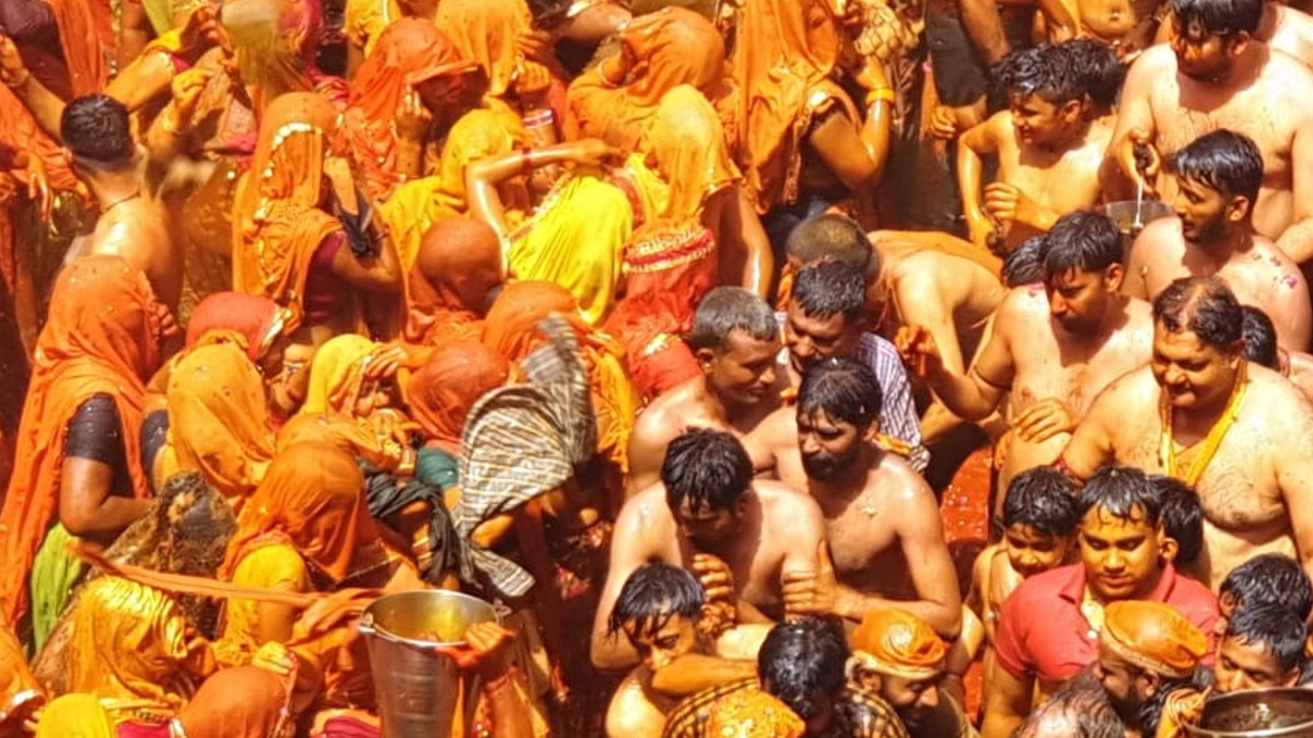  मथुरा: देवर के कपड़े फाड़कर भाभियां बनाती हैं कोड़ा, होली पर पीटकर चखाती हैं मजा 