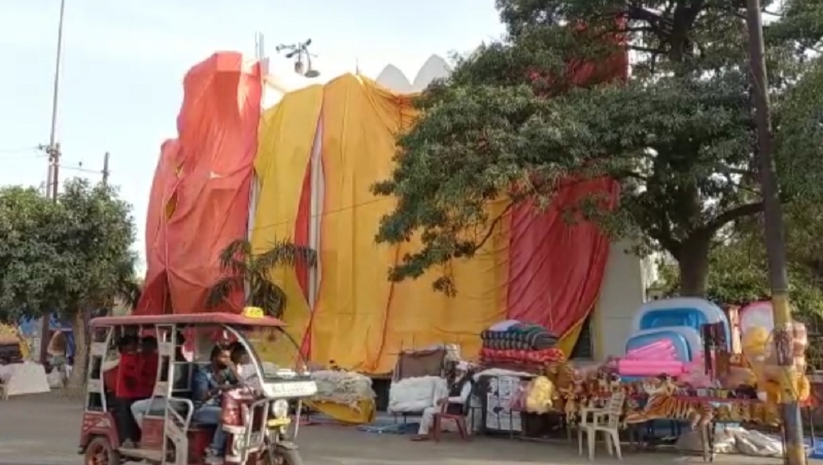 होली के लिए ढक दी गईं मस्जिदें